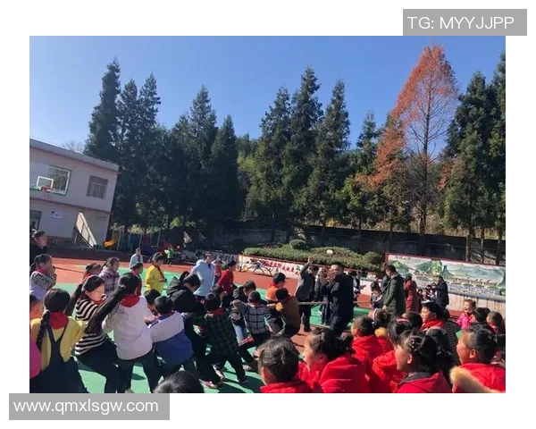 足球明星女友在沙滩度假尽显风采美丽瞬间令人心动不已