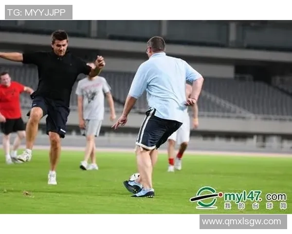 足球明星私下时刻的便装合影视频展现他们真实的一面与生活趣味