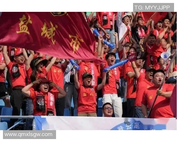 足球巨星观战搏击盛宴赛场激情碰撞引发热议