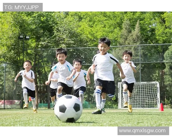 足球明星儿子成长记:从小球场到聚光灯下的精彩瞬间 足球明星儿子成长记:从小球场到聚光灯下的精彩瞬间